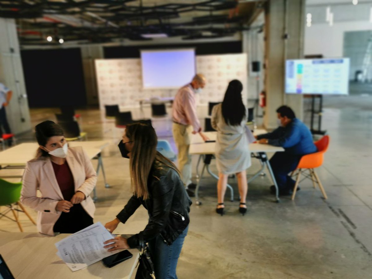 DistCreativo's tweet photo. Este día se llevaron a cabo juntas aclaratorias como parte del proceso para la licitación de tres terrenos del Fideicomiso Maestro de Ciudad Creativa Digital al norte del Parque Morelos, en las cuales se dieron respuesta a las preguntas de los participantes. #DistritoCreativoGdl https://t.co/zvgs4ALYkk
