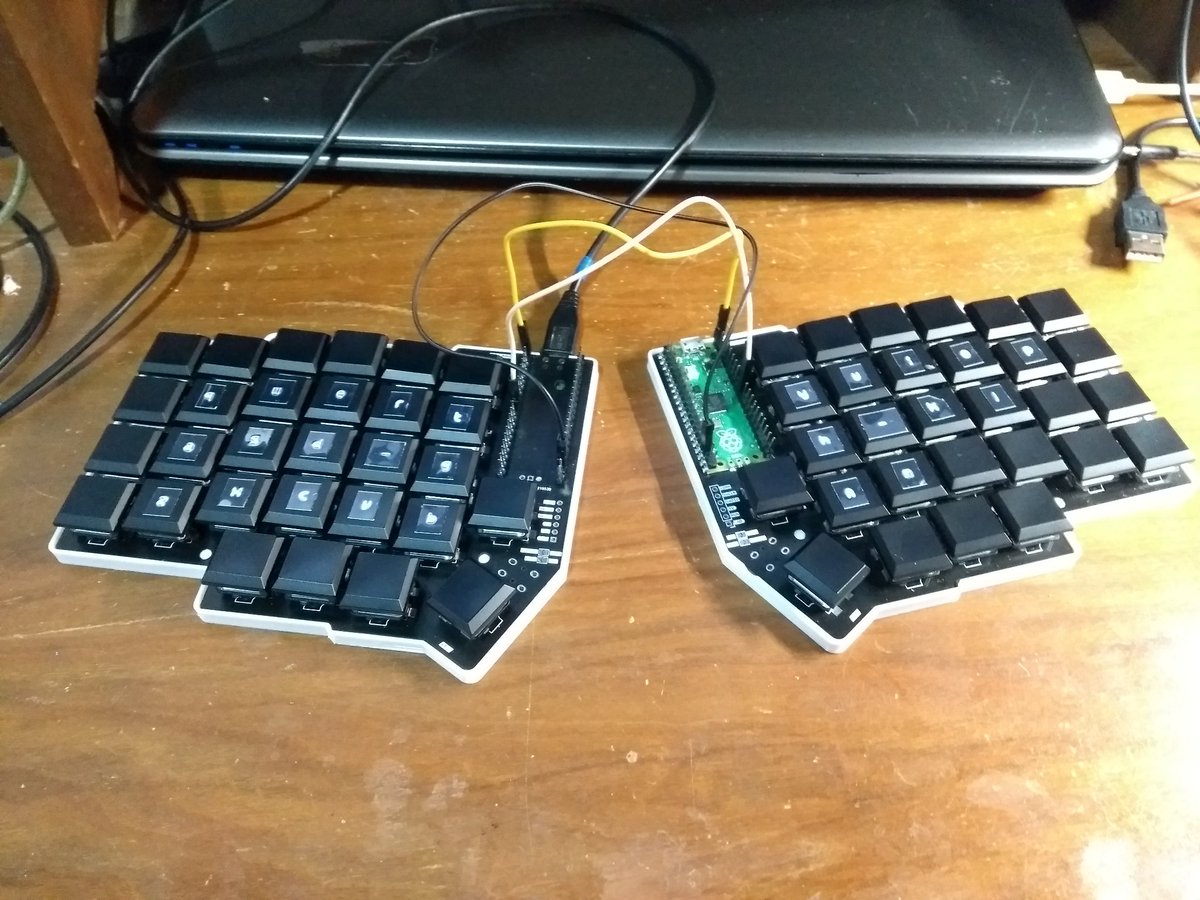 protobits's tweet photo. Had to put training wheels on.
The non staggered layout is killing me. I'm realizing my brain has it hardwired.

Also made a simple case for testing. https://t.co/fa4aySmQgb
