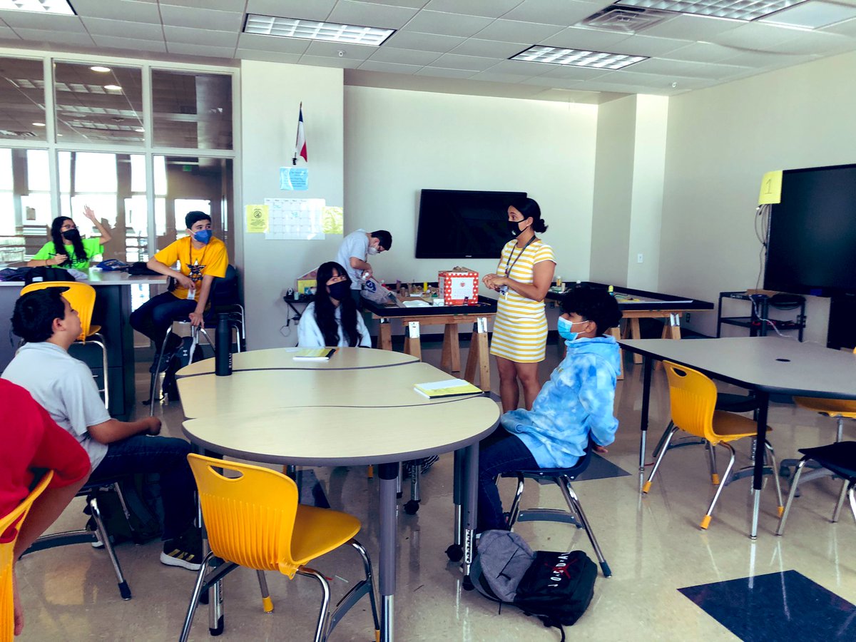 BrendaChR1's tweet image. Lots of hands-on learning taking place at @EastwoodMS_YISD #tier1instruction #THEDISTRICT @catherinedoc12