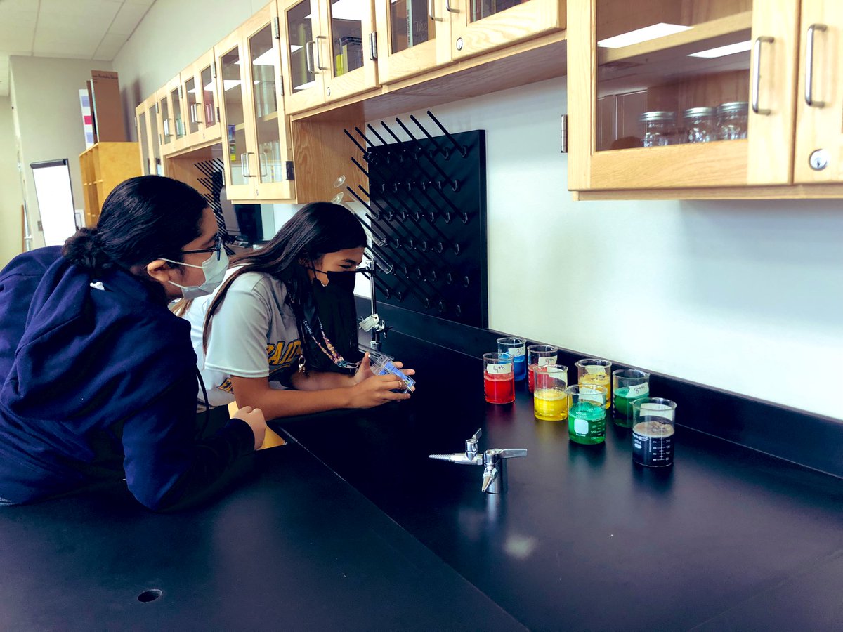 BrendaChR1's tweet image. Lots of hands-on learning taking place at @EastwoodMS_YISD #tier1instruction #THEDISTRICT @catherinedoc12