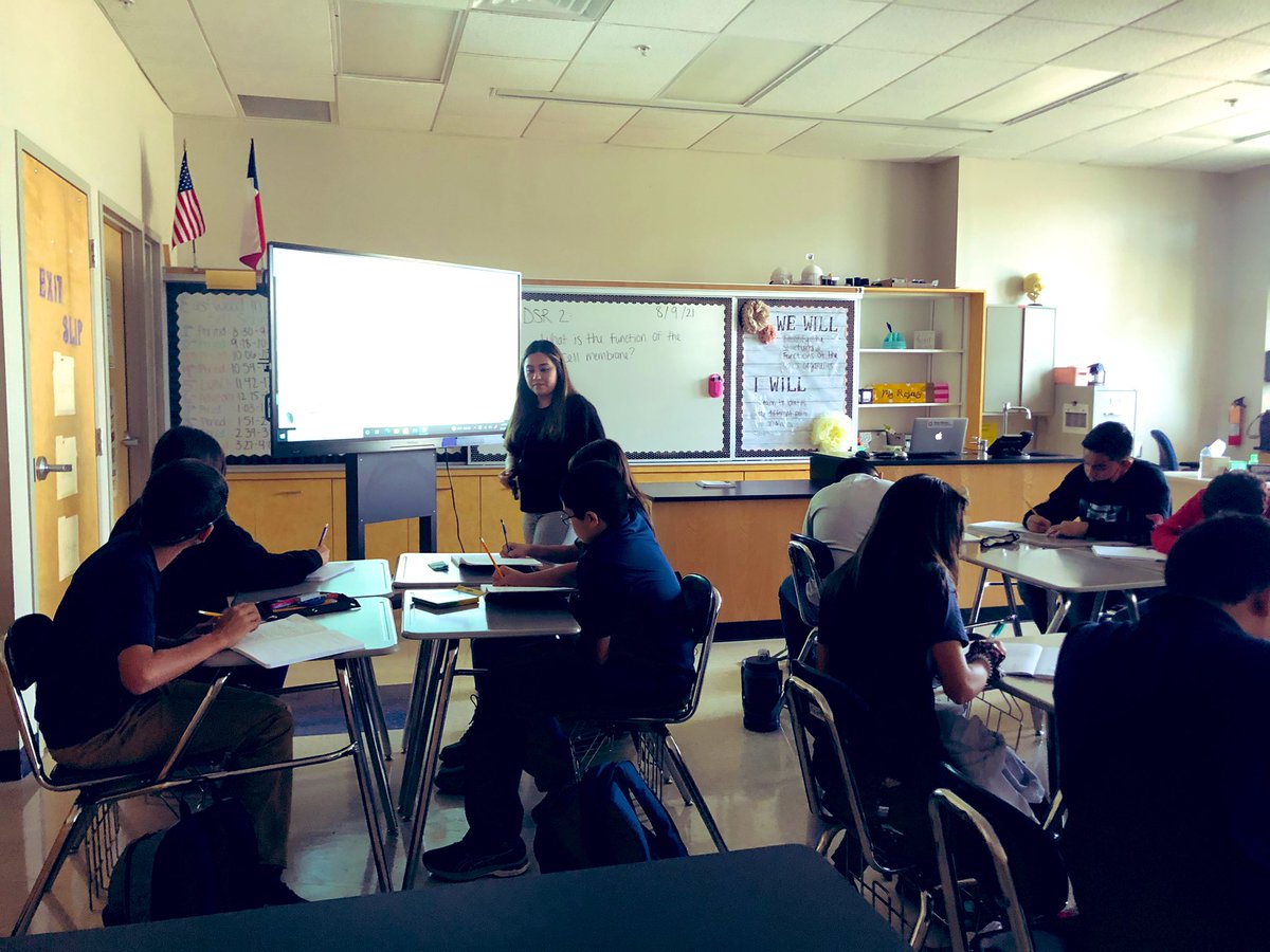 BrendaChR1's tweet image. Lots of hands-on learning taking place at @EastwoodMS_YISD #tier1instruction #THEDISTRICT @catherinedoc12