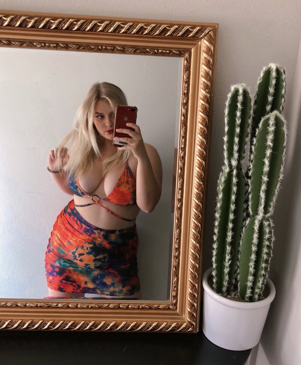 EmilyDirkss's tweet photo. Something about a hot girl summer??? https://t.co/55YGVxAPzW