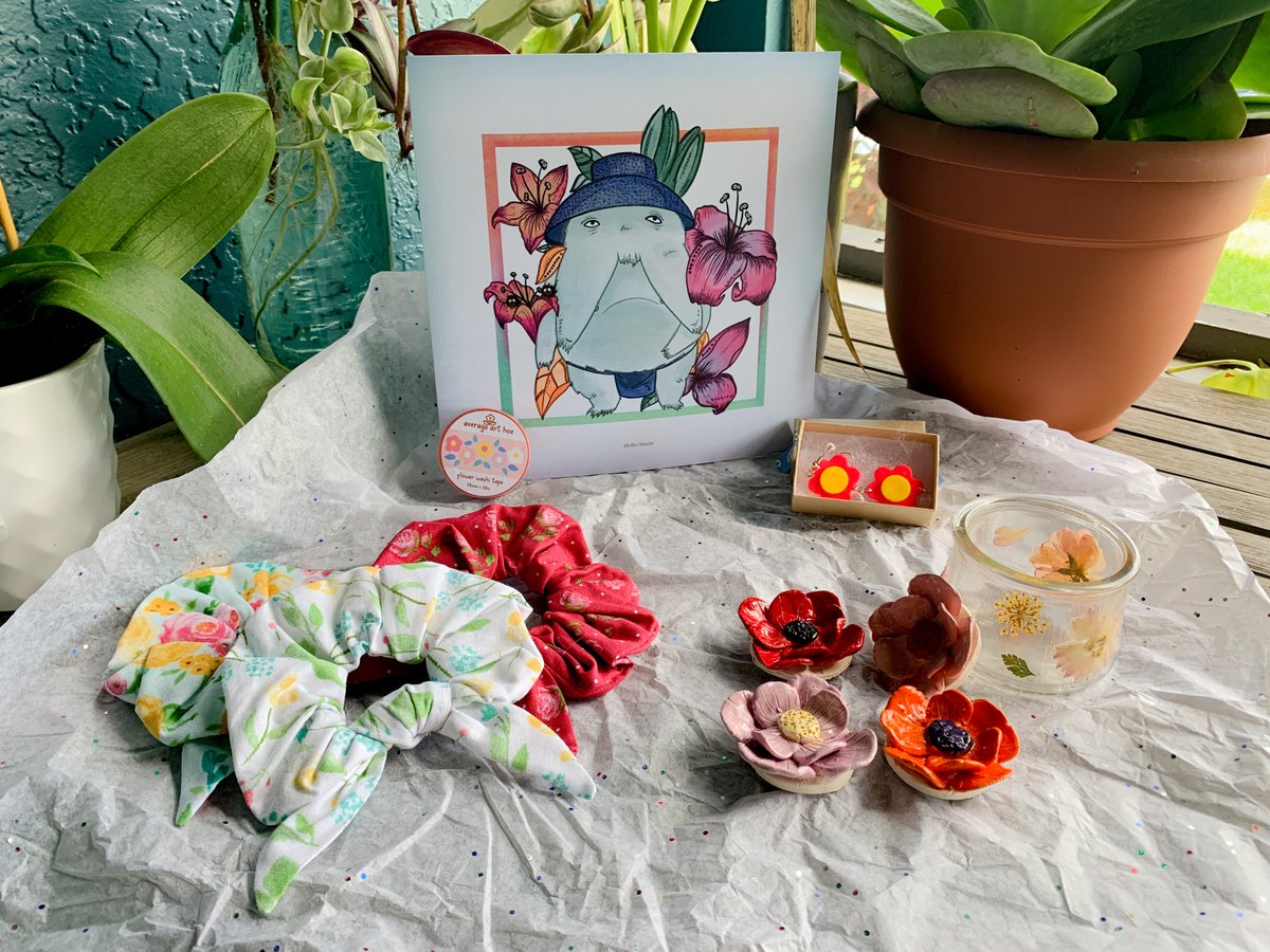 🌺SUMMERTIME FLORAL GIVEAWAY🌺 
Winner will receive: 
🌷8x8 print - @hellomeowrie
🌷Scrunchies @chelsdatri 
🌷Washi tape @averagearthoe 
🌷Trinket Jar @PeachyCreatives 
🌷Flower Magnets @ceramicsbyjaz 
🌷Earrings  @jserratoart 

RULES BELOW! 🌼