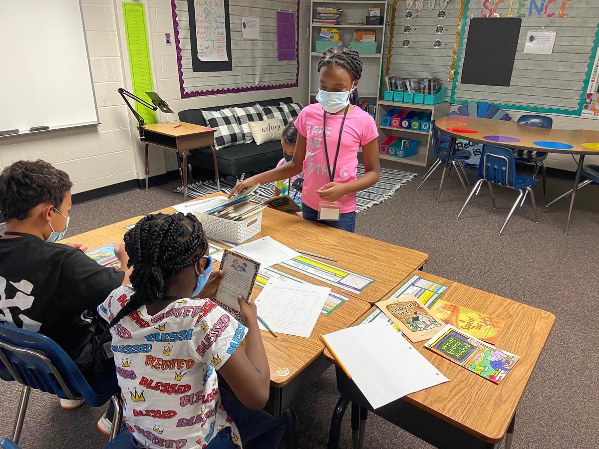 LawrencevilleES's tweet photo. 3rd grade enriching their reading lives with a book tasting! 😋 yum! #BookTasting #3rdGradeReading #GCPS #LawrencevilleKnights https://t.co/DRrjVaWiXB