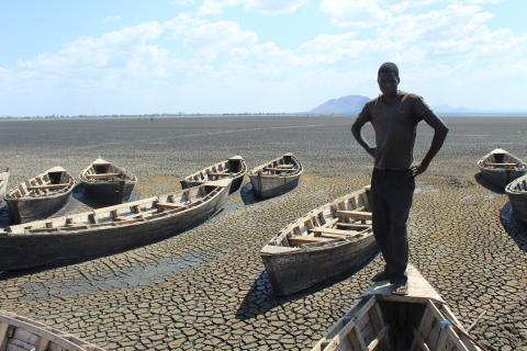 hallaboutafrica's tweet photo. In one of the most apocalyptic climate change photos of the year, a fisherman stands in his boat on what remains of Malawi's Lake Chilwa, in danger of evaporating away. 1.5million people live around lake-one of Africa's most densely populated areas. https://t.co/NO6Wh96TpT https://t.co/cBewXqRrrN