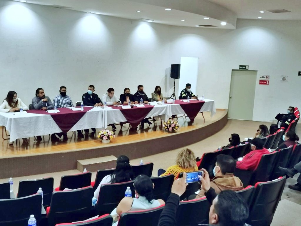 SecretariadoGEM's tweet photo. @SS_Edomex, @FiscaliaEdomex, @SGGEdomex y Autoridades Auxiliares, acompañaron al Secretario del Ayuntamiento de #Zumpango en la 21ª Sesión del Consejo de Seguridad Pública, donde acordaron hacer entrega del Programa de Prevención y continuar con la captura del #BADAEMVIM. https://t.co/b48PPXLLsm