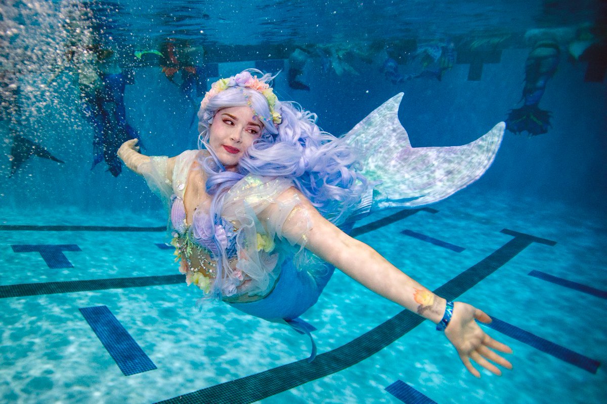 EjeCentral's tweet photo. #Galería | 📸 AFP La #MerMagic Convention es un evento que se realiza de forma anual desde 2019 y concentra a todos los fanáticos de las #sirenas https://t.co/alW1khn9yG https://t.co/OYq8t7Em3f