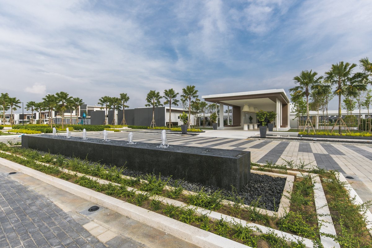 Residents of this housing community don't have to travel far to see impressive #architecture. #archi  cpix.me/a/126929805