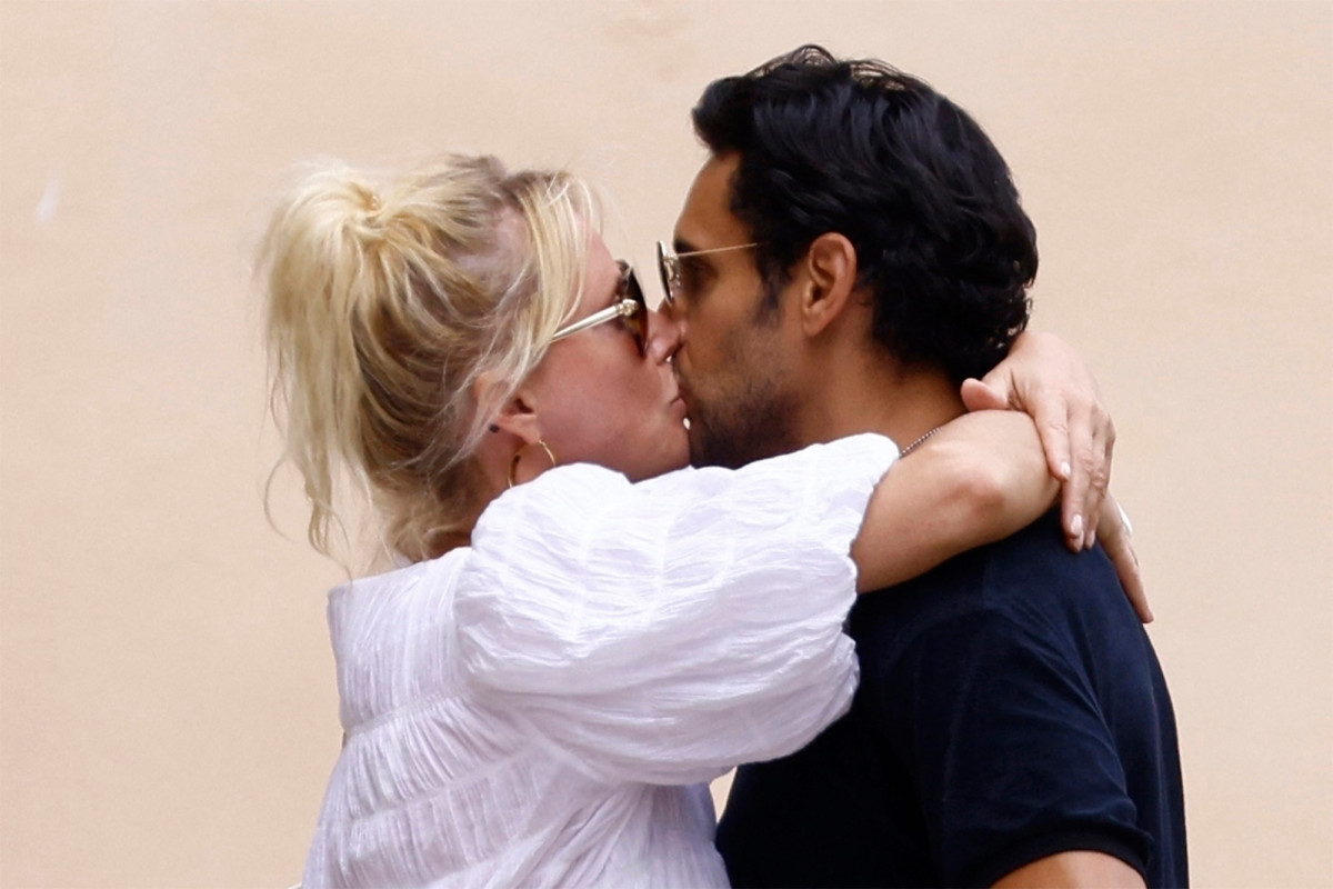 Sandra Lee packs on PDA with new beau amid ex Andrew Cuomo's scandal