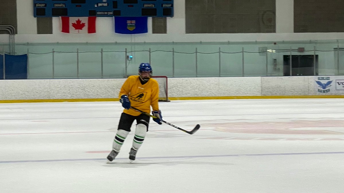 heididelf's tweet photo. It’s kinda fun being at the rink in flip flops. #myjackson https://t.co/BZZYuyL1Tf