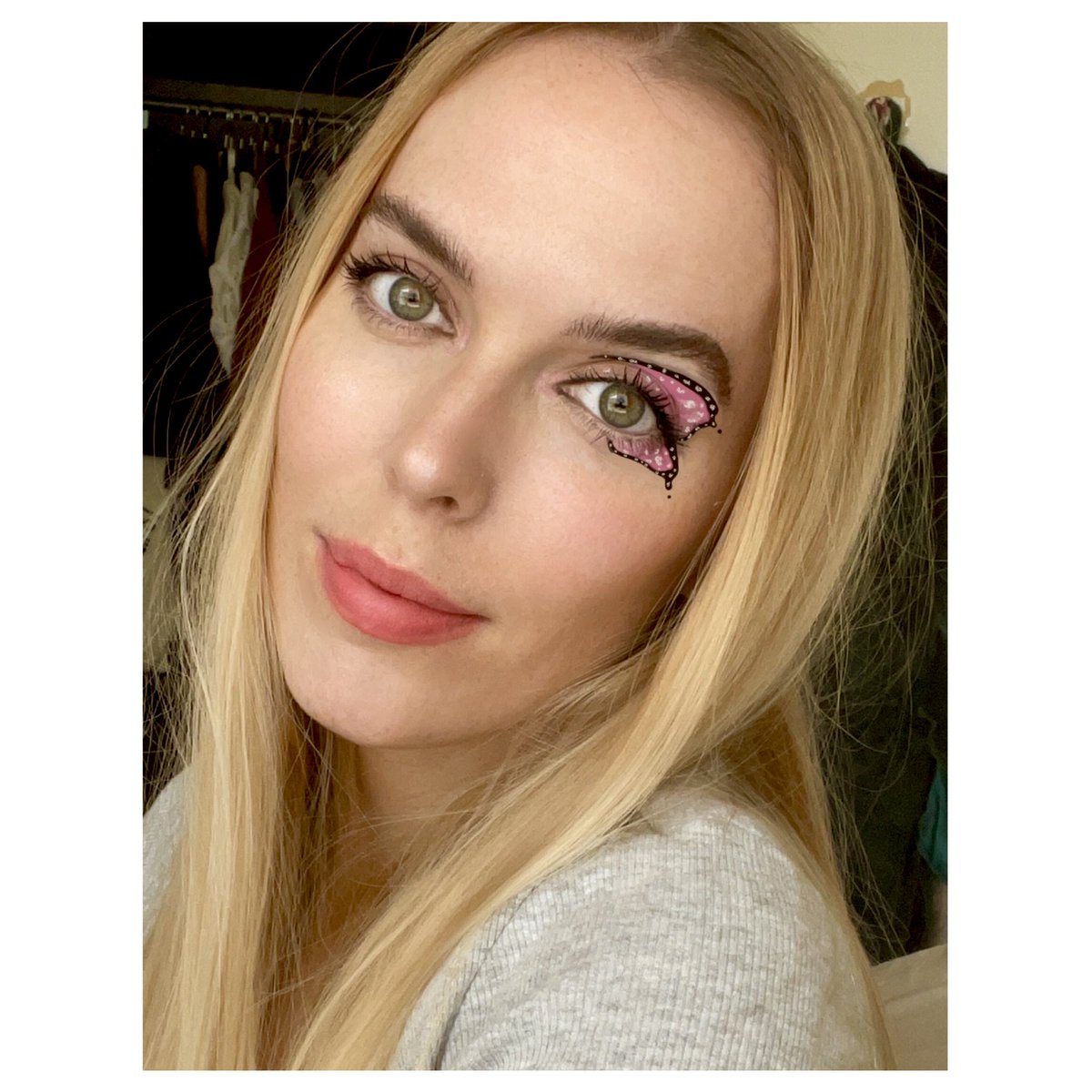 SarahTheHat's tweet photo. 🦋 it’s been a while since I posted some body art 💗 #facepaint #hitwitter https://t.co/SO03C03g5s