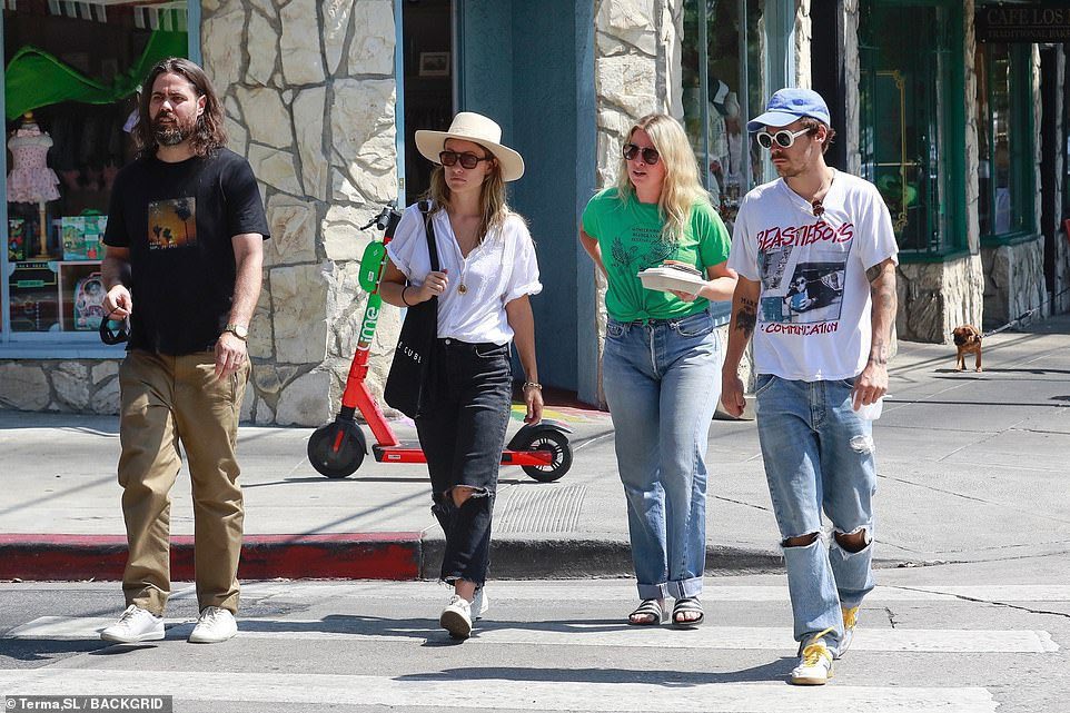 HSInfomidia's tweet photo. 📸| Mais de Harry com Olivia Wilde e alguns amigos, recentemente, em LA! https://t.co/2XBi4gDaKn
