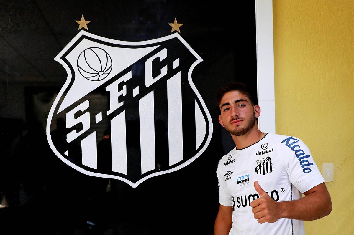 SantosFC's tweet photo. ELE CHEGOU! Matias, o novo venezuelano do Peixão, conheceu a Vila Belmiro e encontrou com o Presidente Andres Rueda. Ele fará exames médicos amanhã e começa a treinar com a equipe sub-23 na quarta-feira (11). 🇻🇪⚪️⚫️ https://t.co/Dhp3Kgfc6I
