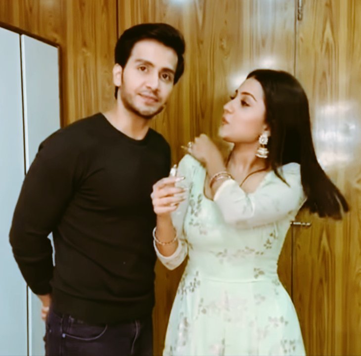 naz_nemi's tweet photo. Nawaz:Sir unhone bht weights loss kia he ap dekh saky ho
Param:kese ?
Nawaz:diet kia he inhone
Param: Dekh kese saktey ho? 🤣
Akshita: bahir se b dekh saktey hein😂❤️
 param mood me tha 🤣❤️#IshkParZorNahi https://t.co/GXr4FM7EH5