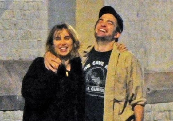 robert pattinson and suki waterhouse happy with each other, a necessary thread.