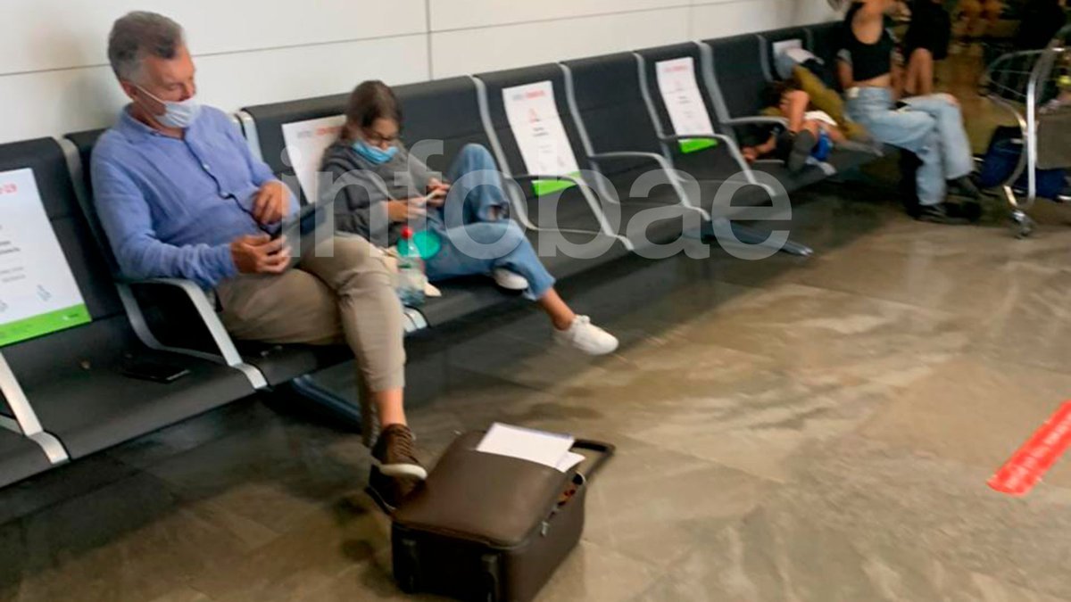 A ver los "todo-es-lo-mismistas" que pululan por los medios:
Consigan una foto de CFK similar a esta.
Y no vengan con que es secundario, porque no lo es: la igualdad se predica con el ejemplo, como ocurre en todo el primer mundo.