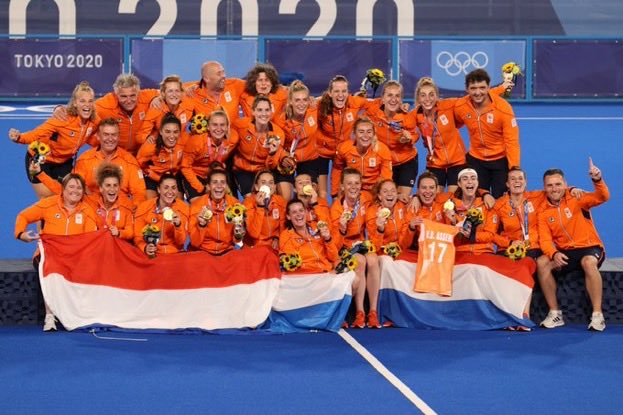 Prachtig om te zien dat de Nederlandse hockeyploeg na het behalen van olympisch goud ⁦<a href="/IreenvdAssem/">Ireen van den Assem</a>⁩ niet wordt vergeten, die er niet bij kon zijn ivm blessure. #goud #hockey ⁦<a href="/KNHB_NL/">KNHB</a>⁩