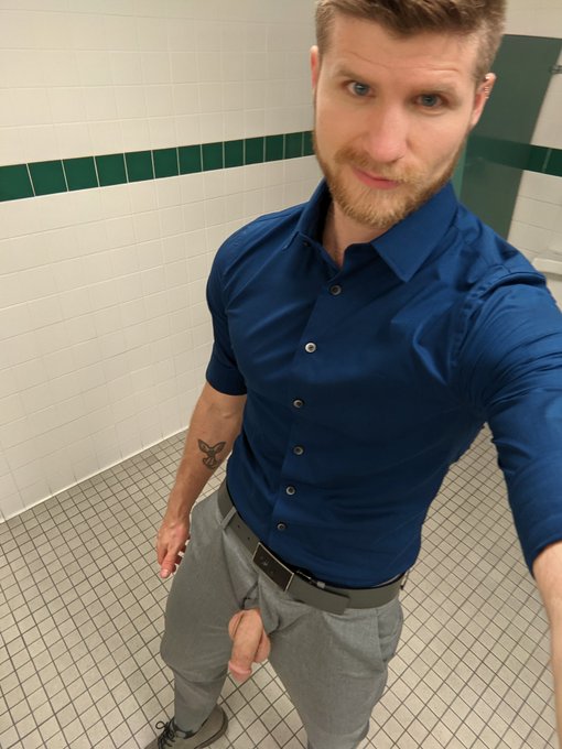 Get on your knees ? #gays #gaycock #gayexhibitionist #gayhairy #gayotter https://t.co/uaMLjd2ll3