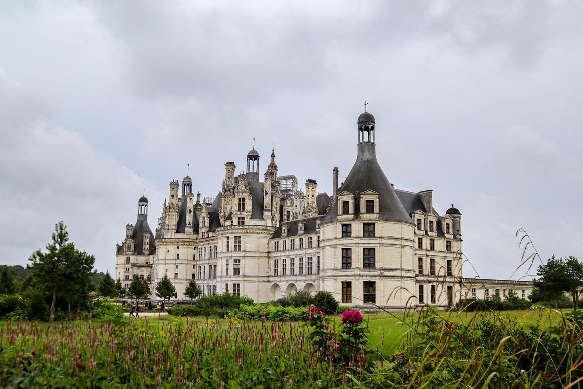 SarahDuchemann's tweet photo. ✨ J'ai coché un point de ma #bucketlist : visiter le Château de Chambord ! Impressionnante cette merveille #architecturale érigée sous François Ier au 16ème siècle 🤩 Bravo aux équipes du @domainechambord pour leur travail de conservation et de transmission du #patrimoine 👏 https://t.co/1Iz8cMPqJB