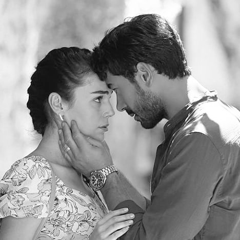 senizs01's tweet photo. Sevda bir bakış, bir gülüş müydü bazen; bir akış, bir koşuş muydu?..Sevgi gönül kumaşında bir nakış mıydı?.. 

#AyFer
#KalpYarası 
#iyigeceler 
#GeceyeNotum https://t.co/oMoy75Eukf