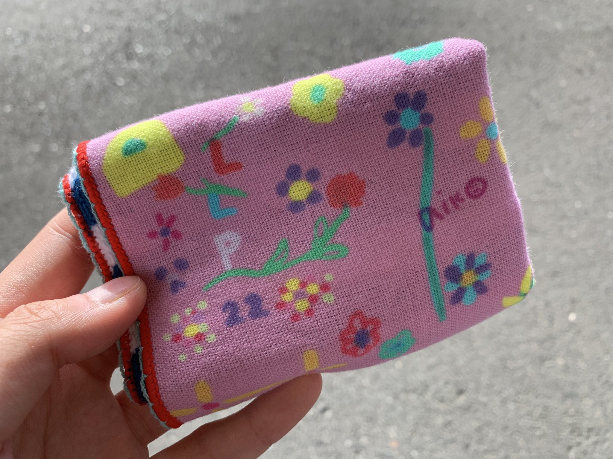 秘密のあいこちゃん Aiko明けの仕事初日は本当に憂鬱以外の何者でもないけどaikoがくれた最高最強最幸の思い出とギリギリまだ残ってる筋肉痛とツアーハンカチを身につけて頑張る そして通勤セトリはもちろん松本セトリだけど一曲目から最高すぎて
