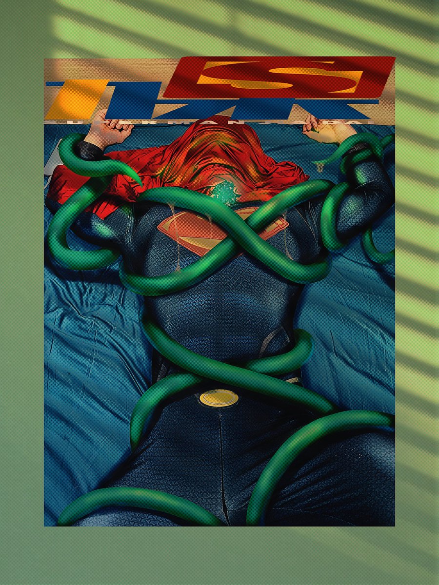 黄昏斑驳的光影下，H市街道的墙上贴满了这张照片。照片中，脖子上带着氪石的加呆超人被绿色的氪石触手吸取着能量，已经奄奄一息，人们惊诧地看着往日城市的英雄如今的模样，也很担心英雄的现状