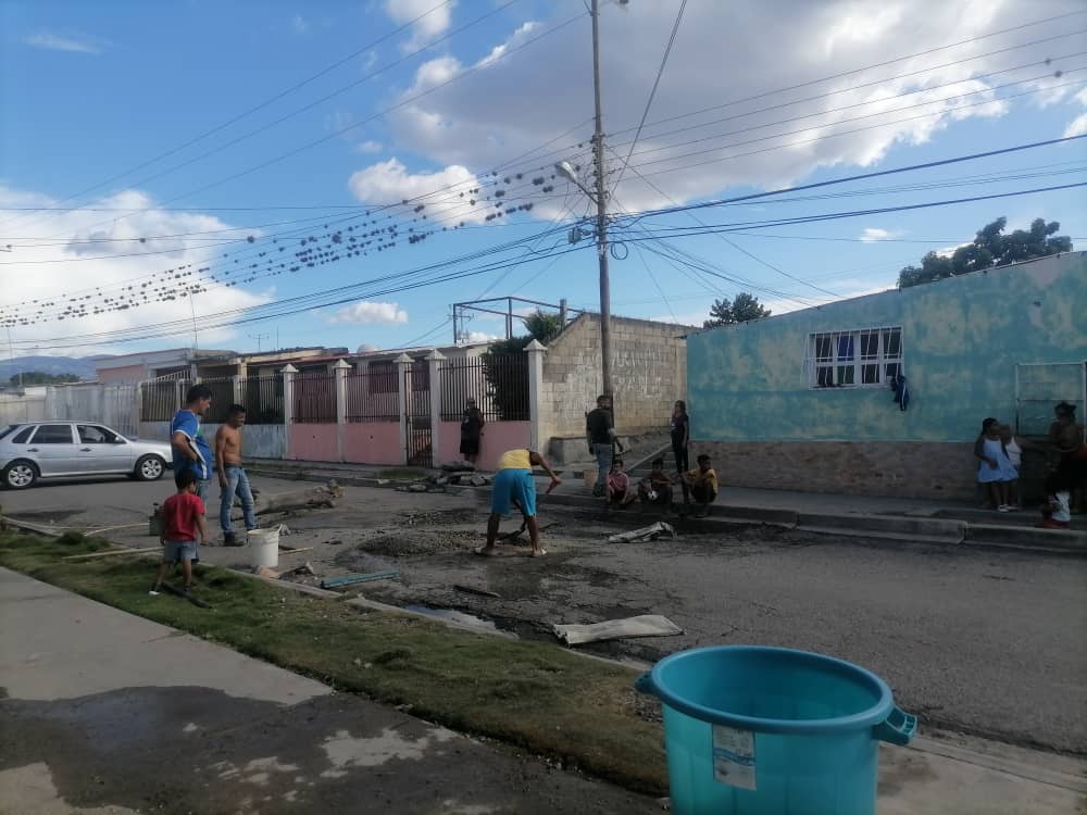 ceiba_ii's tweet photo. Hoy Hidrolara presta el apoyo conjuntamente con los habitantes de la comunidad organizada  de  *Ceiba II y Che Guevara* dando solución a la problemática que se venía presentando, contribuyendo así  el bienestar social de la comunidad! 🚩
#ComunidadOrganizada
#ComunicadorClap https://t.co/stumeDioVv