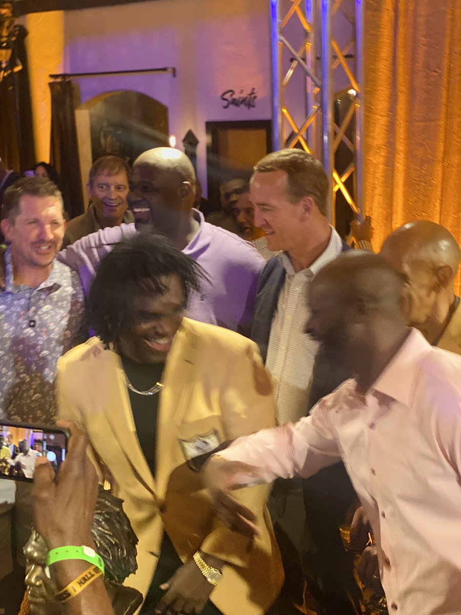 Donnellmccray4's tweet photo. @EdgerrinJames Celebrating gold jacket with legends of the game 🏈
@TheRealC_Portis @TwentyER @CharlesWoodson @ReggieWayne_17 @TonyDungy
#FromGoldTeethtoGoldJacket
@ProFootballHOF @NFL @nflnetwork @GervasiVineyard https://t.co/AbIDv1rJ6Q
