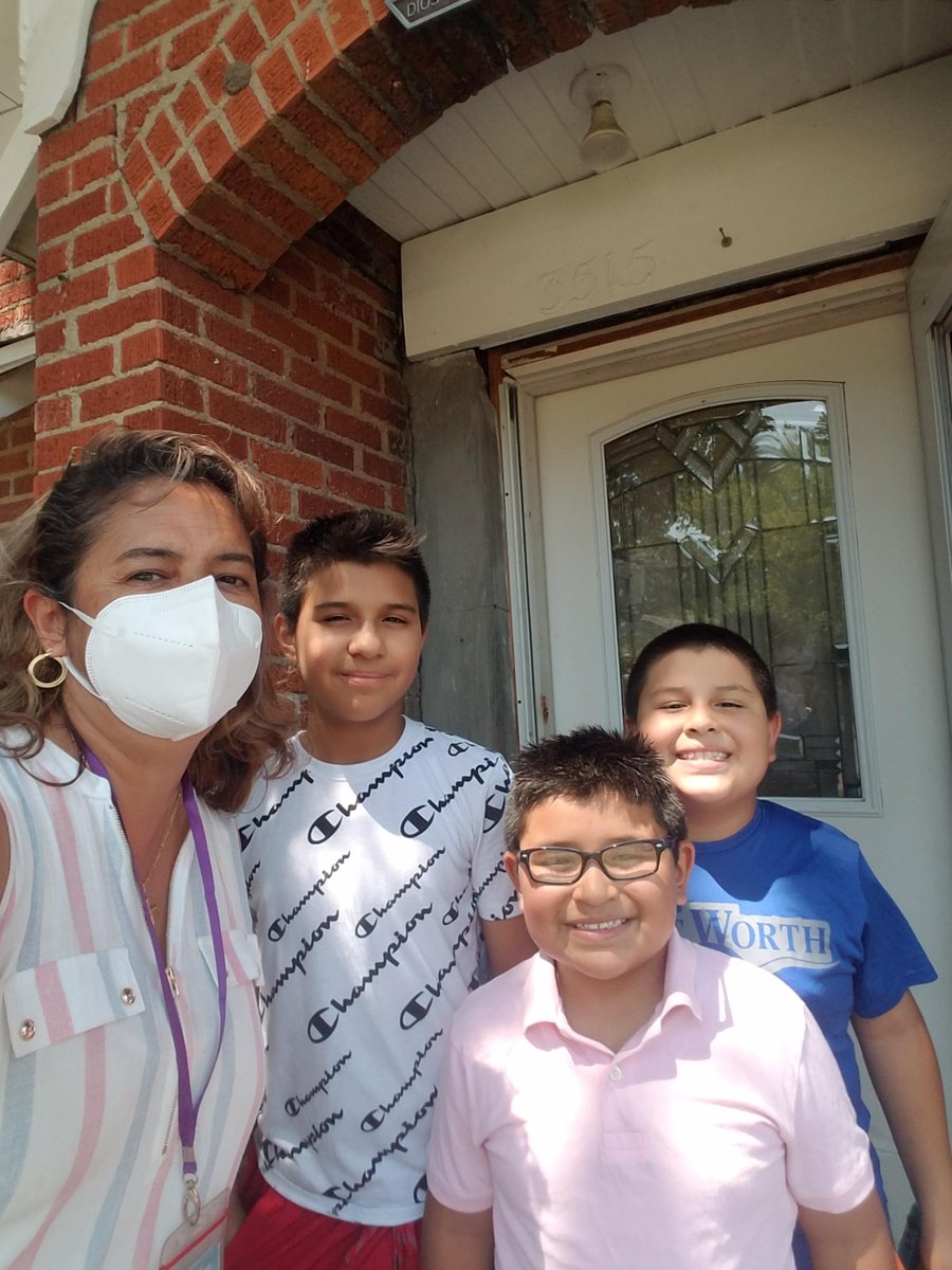 DMcRaeFWISD's tweet photo. D. McRae's fabulous teachers, visited homes this afternoon to invite students to our Meet the Teacher Night this Friday.  Look at the smiles on those faces!

#TigerPride #YouBelongHere #CommunityPartnership @FortWorthISD #InsideFWISD @penaraul @CherieW29183396 @auraangel05 https://t.co/W3oUYlJHEW