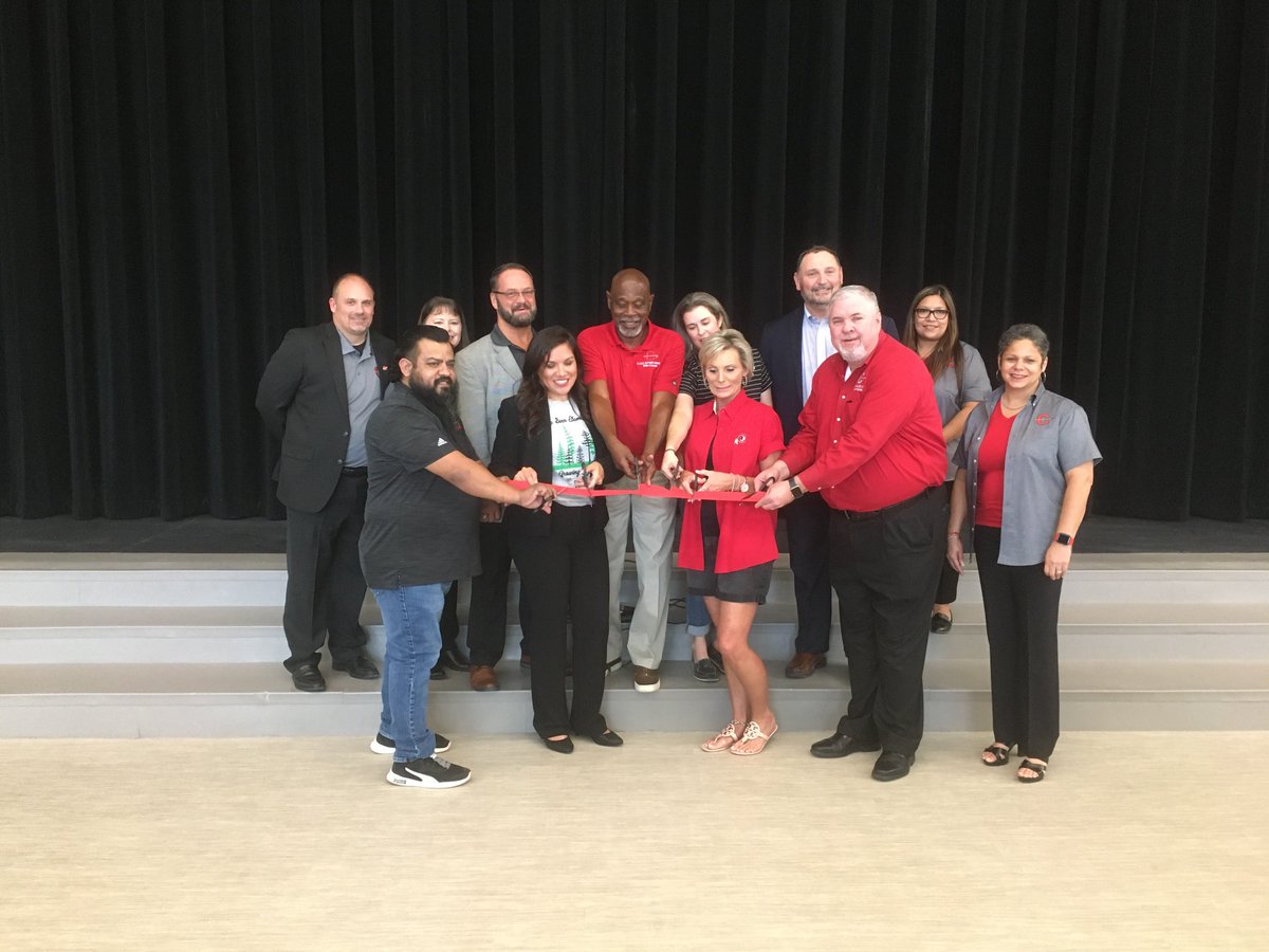 ClevelandISDTX's tweet photo. Grand opening! Ribbon-cutting! Meet the teacher night! Welcome to CISD’s newest elementary PINE BURR ELEMENTARY!! #indianpride #Just4Kids https://t.co/ch9fUDynep