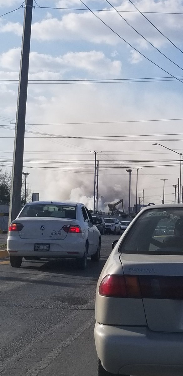 jponce78's tweet photo. Incendio en Av. Teléfonos pasando Miguel Alemán rumboa Valle Soleado, ya está controlado pero terrible la contaminación @DominioMedios @GAMEZMARIO @_LASNOTICIASMTY @VictorBadillo74 https://t.co/2b8hCLi7Ay