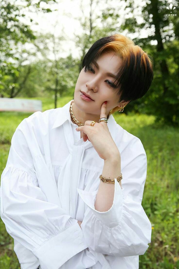 #Rolbandchella21 ;

—El joven y su amigo <a href="/ChxeWonn/">Won</a> habían viajado juntos para el RBchella una vez que estuvieron en la zona de camping se instalaron y descansaron un rato. —