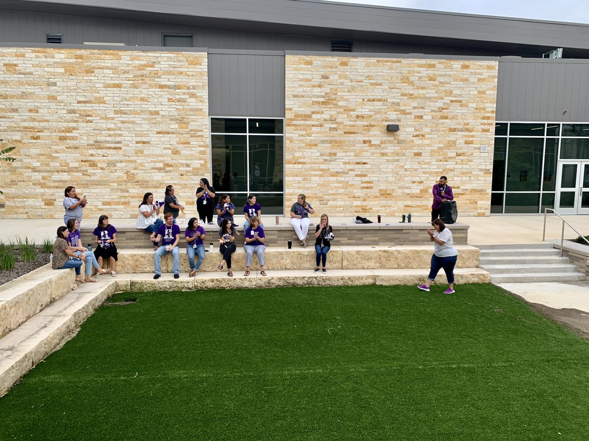 GNA_CIC's tweet photo. What an exciting first day back @SMCISD_Rod with our phenomenal returning teachers and incredible new staff members! #TheKnightWay #SMCISD #Traditions #Family #Committed 💜🙌🏼 https://t.co/NMAEh57aDO