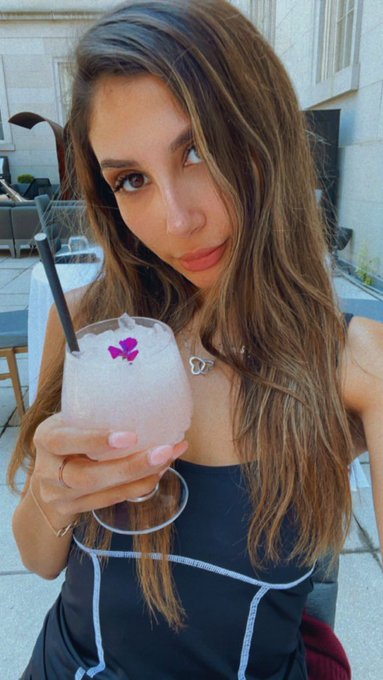 here&rsquo;s a wholesome photo dump of me :) https://t.co/WMLO6TCxqh