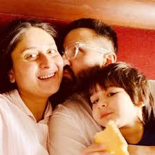 MrR_Chaturvedi's tweet photo. #Jeh or #Jahngir both name are indicated to #SaifAliKhan
#Jagmohan be kept should be given that reflects the mother #KareenaKapoorKhan
Nest will be 𝐀𝐮𝐫𝐚𝐧𝐠𝐳𝐞𝐛 ?
#PakPremExposed #KareenaKapoor #SaifAliKhan https://t.co/ktCv1MErqS
