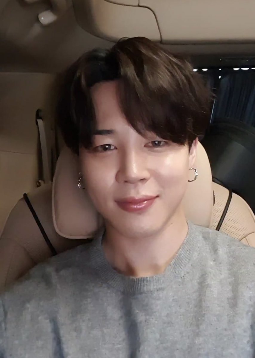 BangBangtanEsp_'s tweet photo. [VLIVE] @BTS_twt 

Jimin está en Vlive:

"Apuesto a que ustedes no sabían que haría un directo🙃"

📎https://t.co/XENh1106Gs

~ gracias Diosito por no dormir temprano🙏🙏 comenzamos trad👇

Pam🦋~

#BTS #JIMIN https://t.co/1PBMdlyjPI