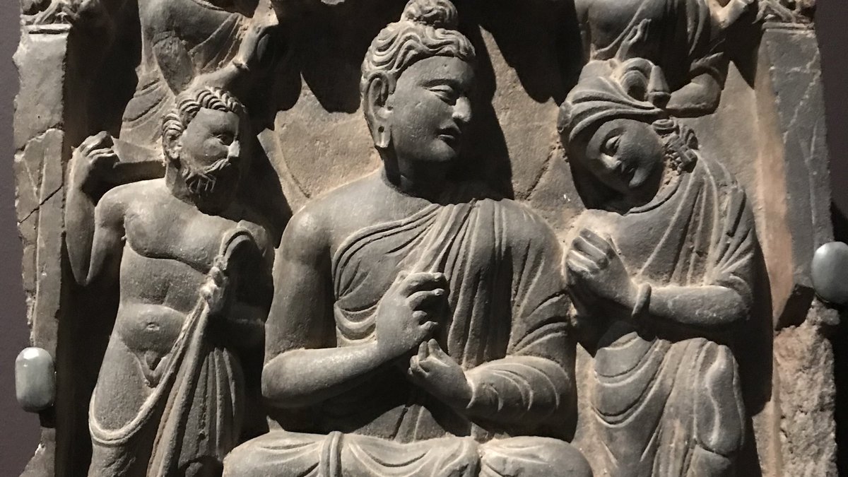 xujnx's tweet photo. Hercules as the Buddha’s guardian on a panel from Gandhara. The panel @walters_museum shows two scenes about the Buddha's life, neither identified. Could the upper one be the Buddha and his wife; the lower his former incarnation offering a lotus flower to the Dipankara Buddha? https://t.co/SVdHnnZpnH