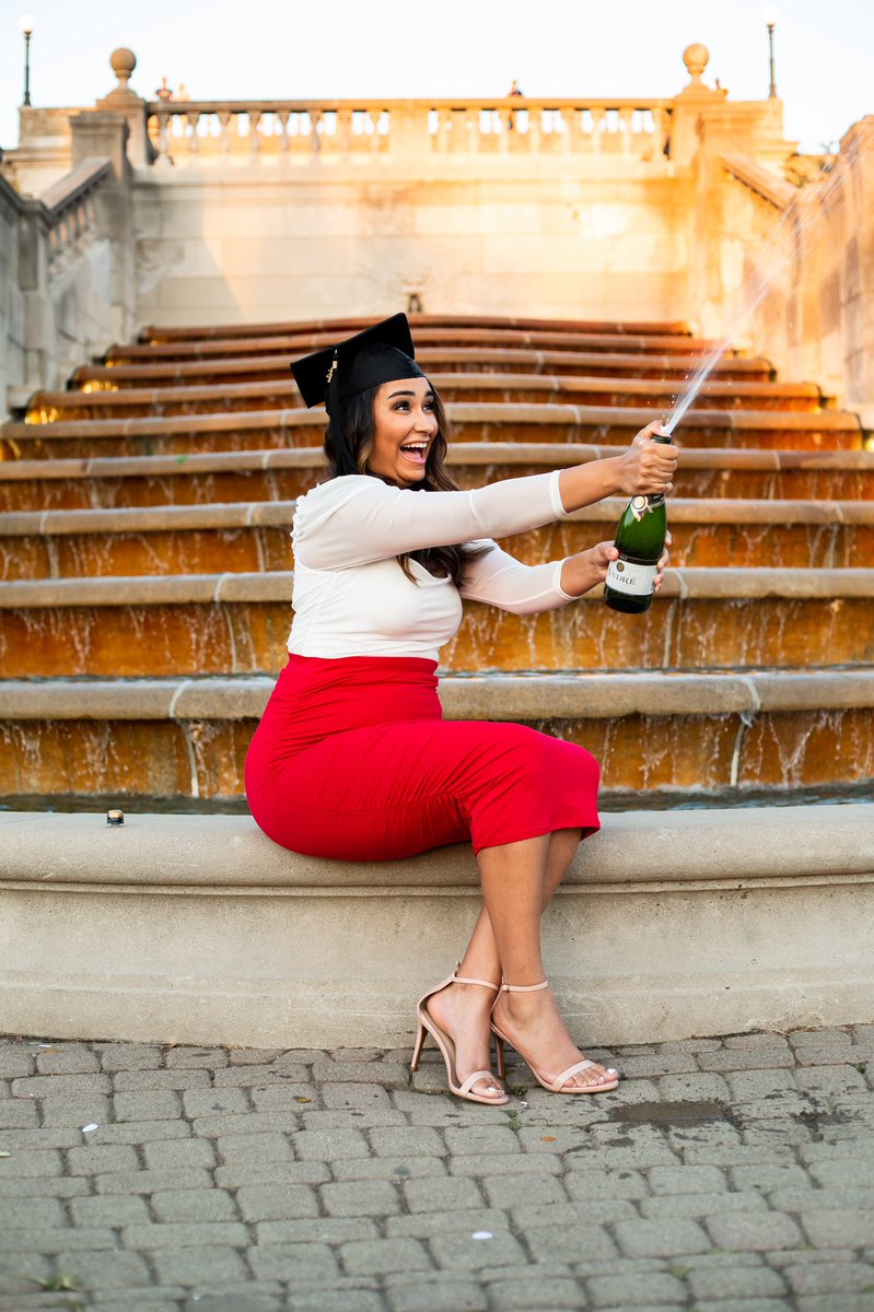 CoachTreee_'s tweet image. I am happy to say that this past Friday I graduated with my Master’s degree in Athletic Administration from the University of Cincinnati! I have also accepted an Assistant Athletic Director position at Purcell Marian HS! Excited for  what’s to come! 🙏🏼

#FirstGenGrad #MASTEREDit