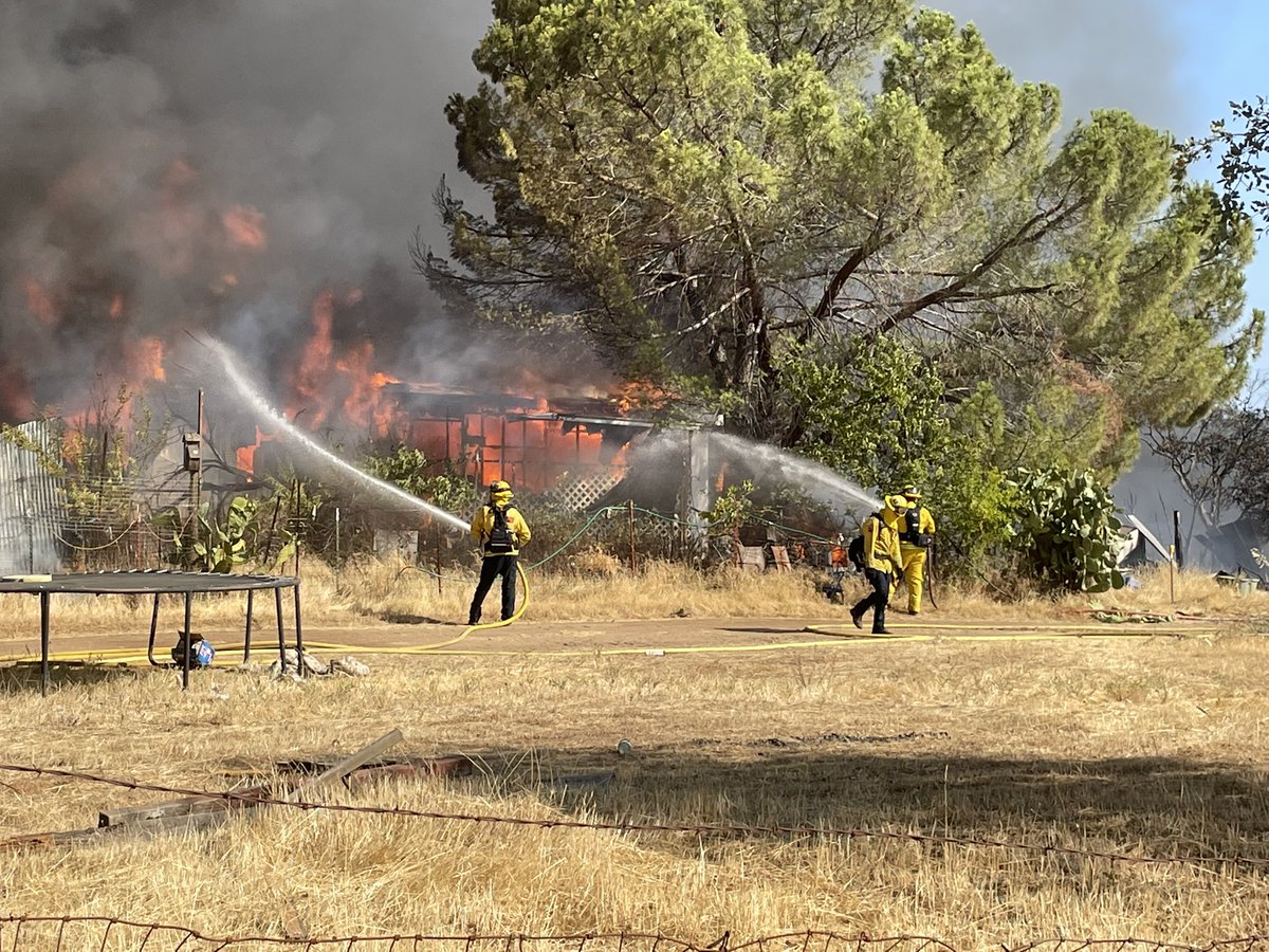 #CherokeeFire [update] Forward spread stopped. Structure threats mitigated. Crews will remain at scene 2-3 hours.
