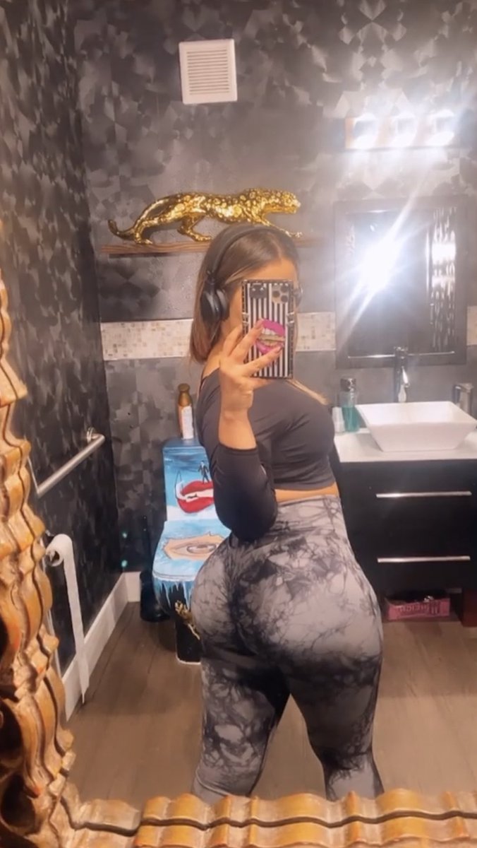 GodessMiami's tweet image. The bathroom at my gym looks like a palace 😜🍾🎊