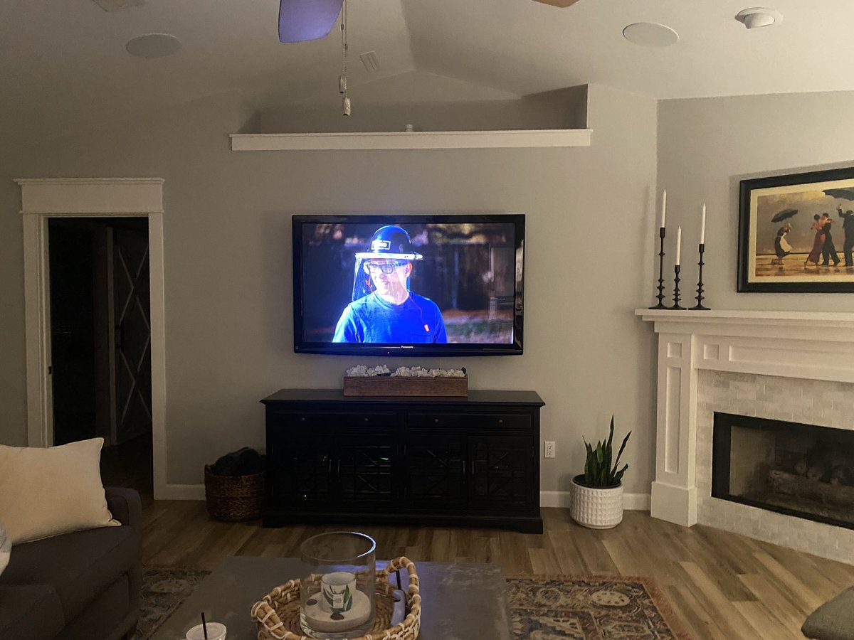 Jord_Betts's tweet photo. Visiting my family for a few days. Walk into their living room and who do I see…fellow Arkansan @mrBobbyBones Making the Natural State proud! 👏🏻 #BreakingBobbyBones https://t.co/BmqRKkArUH
