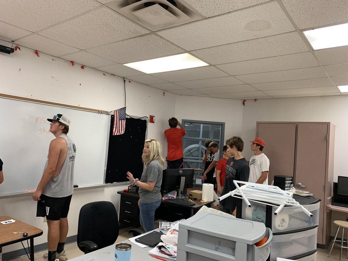 ShallyFootball's tweet photo. We had a great day helping all of our great teachers in Shallowater with teacher workday! Looking forward to a great school year.  #Familyovereverything https://t.co/M1hhs5vBOt