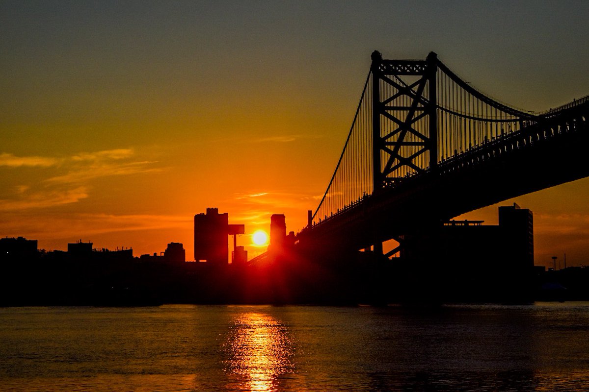 The glow is real #phlphoto #bridges #sunsetphotography #silhoutte #philadelphia