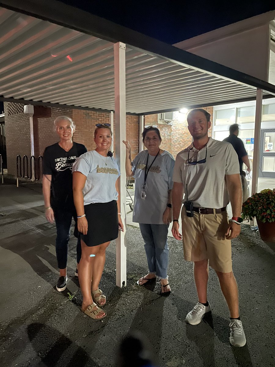 Jenn_Tidwell17's tweet image. Dedication at its finest even at 9:00PM #WeSmiled #WeLaughed #WeConquered #TheWestWay @kkallhoff @CullmanSuper @PrincipalPage @MrTommyDuke @RobinSmith2010 @beberuttercup @MrsCaretti @Emily_Hines_WES