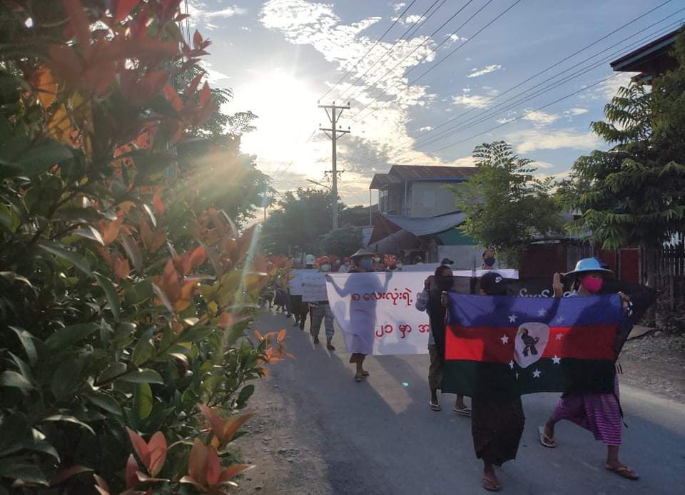 AyeThidaAung17's tweet photo. Students and residents of #Kalemyo, who have been marching in the rain for 184 days, staged an anti-military strike this morning.

LEGALIZATION OF NUG
#Aug10Coup 
#WhatsHappeningInMyanmar https://t.co/Xm47zkiGN9