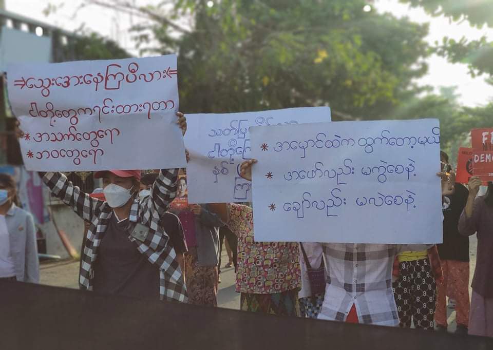 AyeThidaAung17's tweet photo. Students and residents of #Kalemyo, who have been marching in the rain for 184 days, staged an anti-military strike this morning.

LEGALIZATION OF NUG
#Aug10Coup 
#WhatsHappeningInMyanmar https://t.co/Xm47zkiGN9