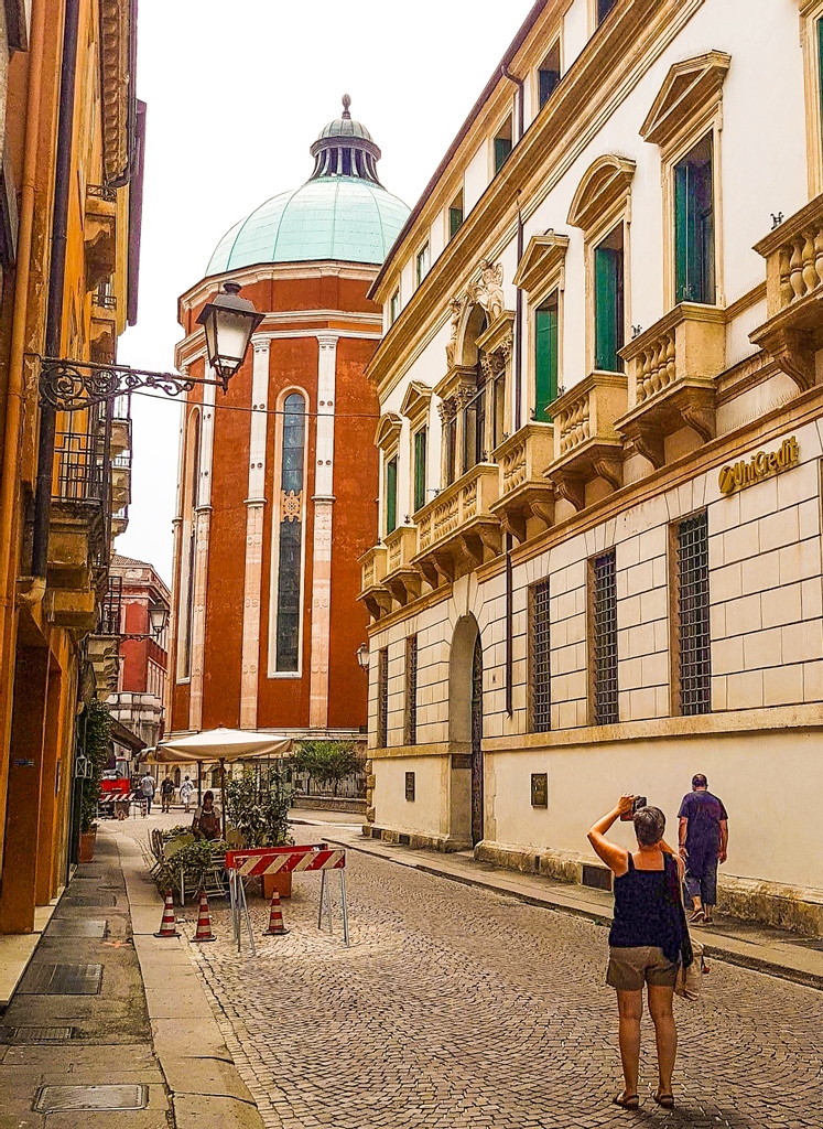 That thing you do when you're exploring the alleyways just minutes away from the city centre and find there's more to the city than the guidebooks tell you.

#vicenza #vicenzaitaly #italy #italia #italytravel #travellingineurope #europetravel