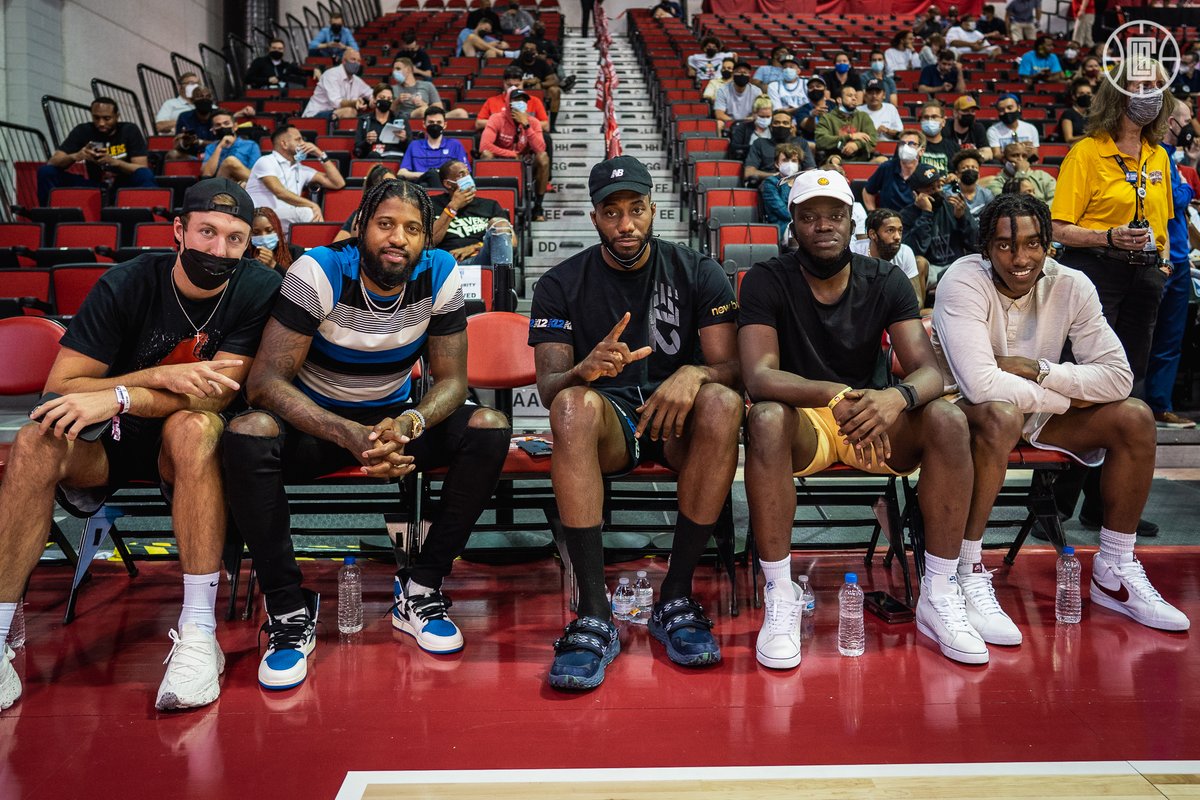 BleacherReport's tweet photo. Kawhi and PG came thru for the @LAClippers ✊ https://t.co/83MNqMzinA