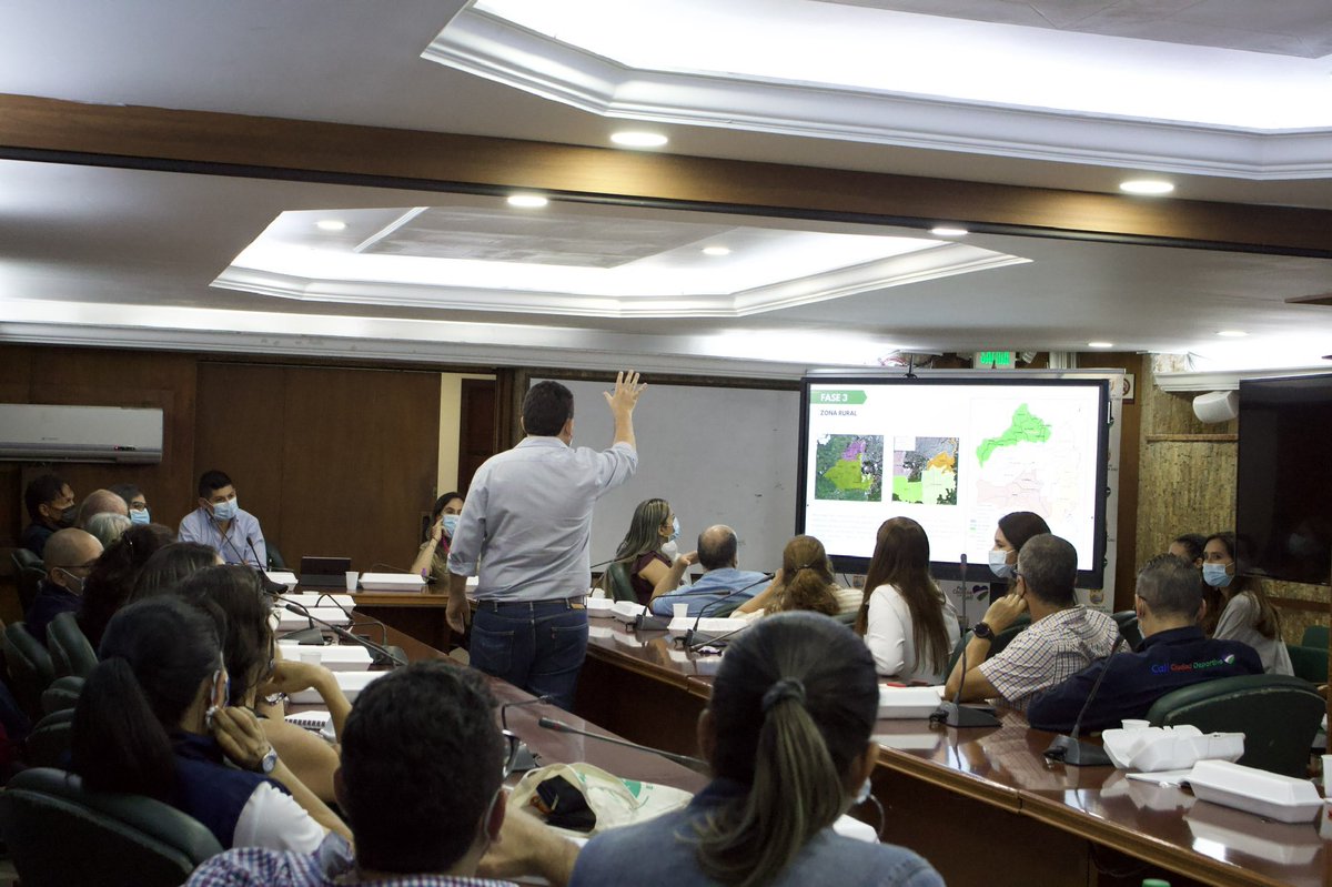 Cali_Participa's tweet photo. Avanzando en el proceso de Cali Distrito Especial, se busca la integración de las localidades de la mano de la interinstitucionalidad. 

#Hoy se socializaron estos escenarios apostándole al desarrollo de nuestra ciudad. 

#SomosCaliDistrito #TeQueremosCali https://t.co/XtvQ9tntr7