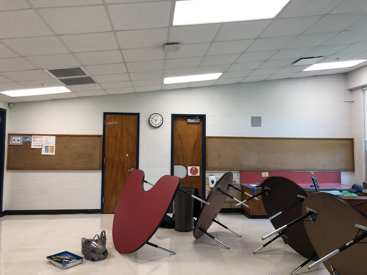 LindsayMarsee's tweet photo. Classroom Glow-Up (Before) #beforeandafter #classroomdecor #WelcomeBack #WeAreJCPS #Zone1derful #MedoraMagic https://t.co/rrZPmDSlut